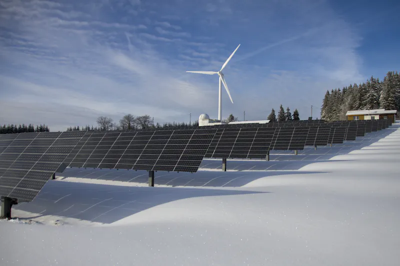 Nederlandse wijk met zonnepanelen, thuisbatterijen en een buurtbatterij verbonden via virtuele saldering, stroompaden tonen hoe overschot van buren binnen de coöperatie wordt uitgewisseld